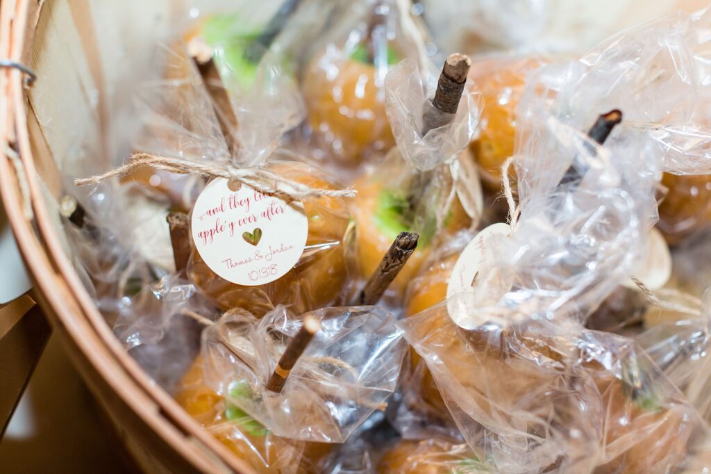 Tumbledown Farm Wedding | Homemade candy apple favors